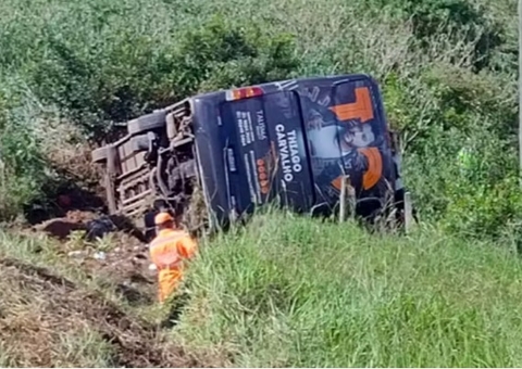 Ônibus de cantor sertanejo tomba e deixa 5 pessoas feridas em Minas Gerais