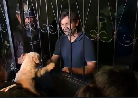 Cachorro é devolvido após população saquear casa de adolescente suspeita de dar golpes em Manaus; vídeo