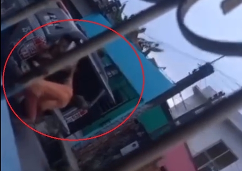 Homem abre 'camburão' da Força Tática e ajuda preso a fugir em Manaus