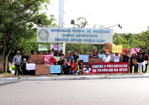 Manifestantes reivindicam abastecimento de água, energia e segurança na Ufam