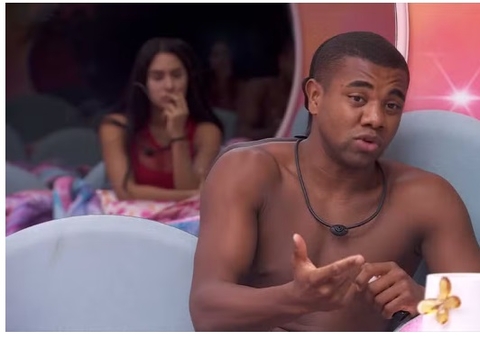 Beatriz relembra desentendimento antigo e leva invertida de Davi