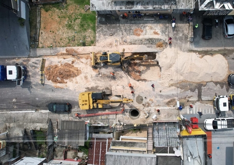 Rua é interditada após cratera de 7 metros abrir na Praça 14