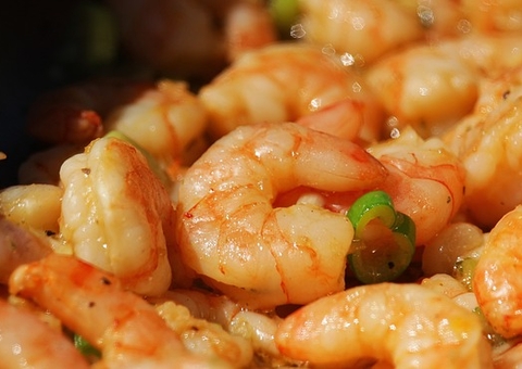 Mulher é presa após furtar óculos, comer camarão e recusar pagar conta em shopping de Manaus