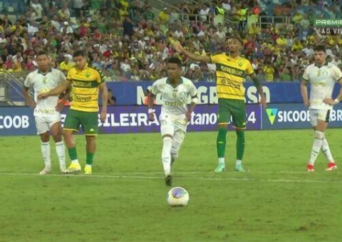 Estêvão faz fila, sofre pênalti e Palmeiras vence Cuiabá sob calor intenso