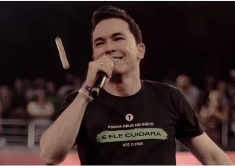 Em novo vídeo, pastor assume beijar filho de 8 anos: ‘vai ser gay comigo'