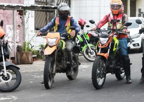 Condutores de van escolar e táxi frete são incluídos no projeto ‘Kit Pneus’ em Manaus