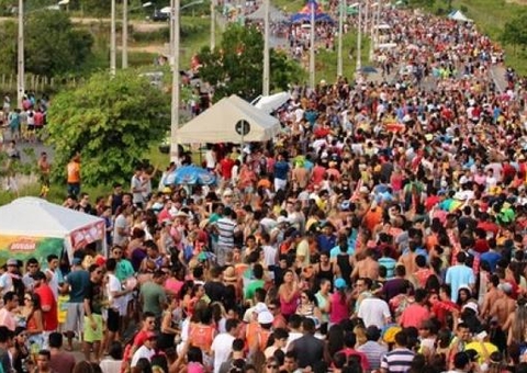 Cidades cancelam Carnaval com medo de onda de Covid levada por foliões