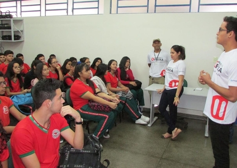 Estudantes do ensino médio e EJA devem receber R$ 200 de incentivo do governo