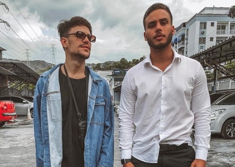 Jonathan Couto e Saulo são flagrados em boate; Ex de Sarah estava aos beijos com loira