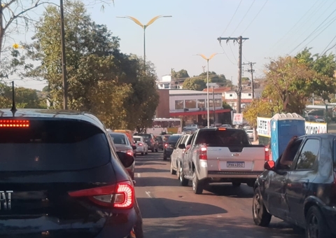 Acidente com ferido na Av. Rodrigo Otávio trava trânsito em Manaus 