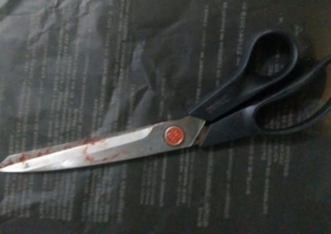 Mulher é presa suspeita de 'corrigir' filho adotivo com corte de tesoura no pênis