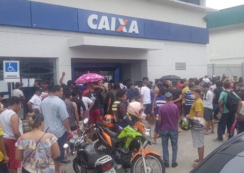 Clientes denunciam vendas de lugar na fila da Caixa Econômica em Manaus