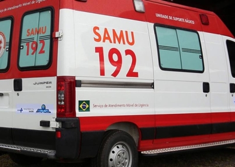 Mãe vê filha morrer após carro perder direção e bater em árvore