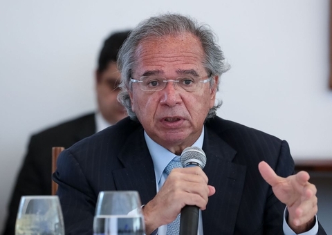 Governo tem obrigação de vacinar informais em 4 meses, diz Guedes