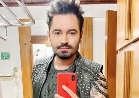 Solteiro, Fernando Zor dá beijo em jornalista durante entrevista; vídeo