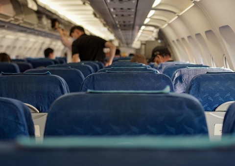 Avião faz pouso de emergência após adolescente tentar abrir porta da aeronave