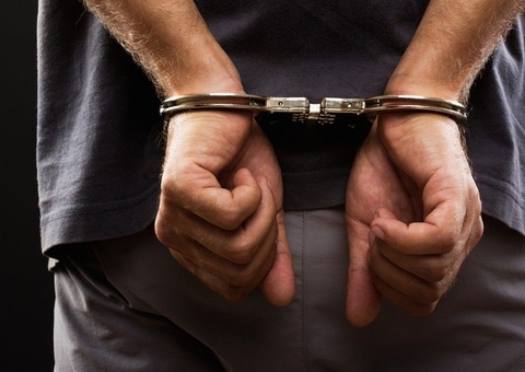 Homem é flagrado dentro de casa abusando de jovem deficiente no Jorge Teixeira