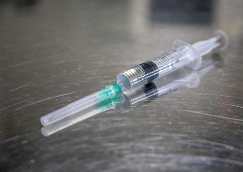 Justiça obriga Ministério da Saúde a enviar vacinas a professores em Manaus