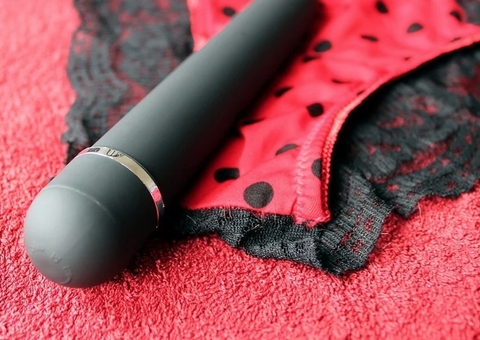 Para satisfazer namorada, homem rouba vibradores de sex shop e acaba preso