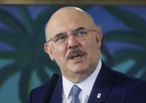 Arma do ex-ministro da Educação, Milton Ribeiro, dispara acidentalmente em aeroporto
