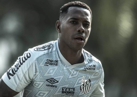 Robinho joga futebol na prisão com chuteira emprestada por detentos