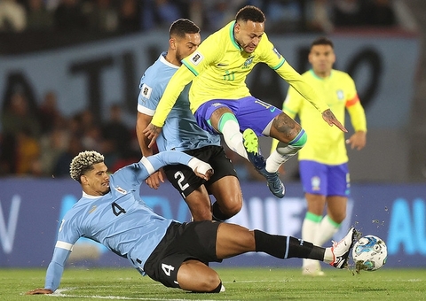 Neymar é submetido a cirurgia no joelho e posta mensagem nas redes sociais