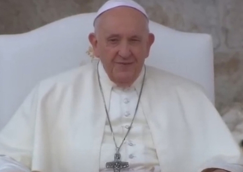 Hospitalizado, papa Francisco envia mensagem a brasileiros