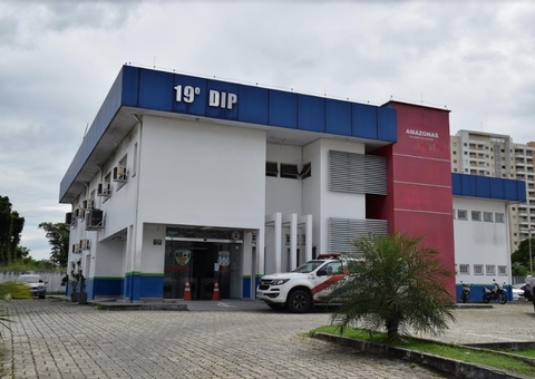 Homem fica nervoso ao ver viatura da PM e acaba preso com drogas em Manaus