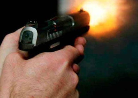 Encapuzados invadem delegacia e matam pai e filho suspeitos de matar sargento