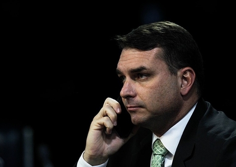 Flávio Bolsonaro é multado pelo TSE após vídeo associando Lula a demônio 