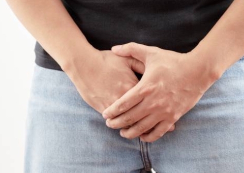 Mulher tenta espocar testículos do marido após ter sido tirada de trisal em Manaus