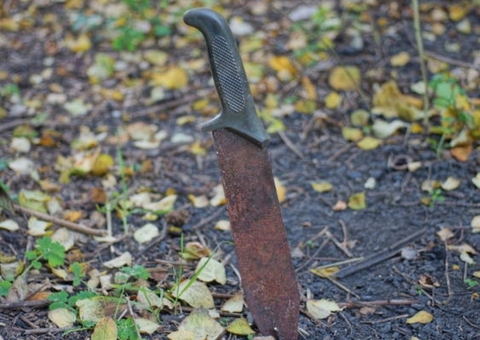 Idoso tenta matar desafeto com terçadada na cabeça em Manaus