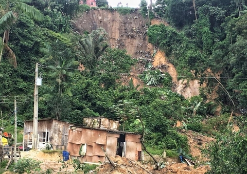 Quase 200 famílias ficam desabrigadas após temporal com deslizamentos em Manaus