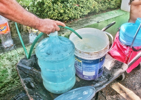 Falta de energia paralisa serviços e deixa dezenas de bairros sem água em Manaus