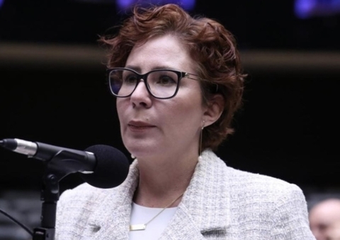 Carla Zambelli tem mandato de deputada cassado por fake news