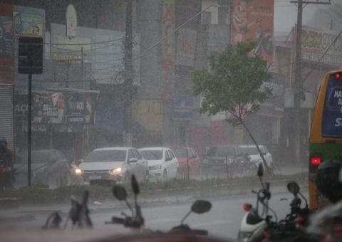 Chuva causa apagão em 60 bairros de Manaus e municípios do interior