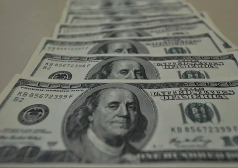 Dólar cai para R$ 5,68 e fecha no menor nível desde novembro