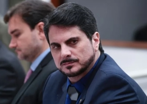 Moraes suspende medidas contra Marcos do Val, mas mantém proibição de deixar o país