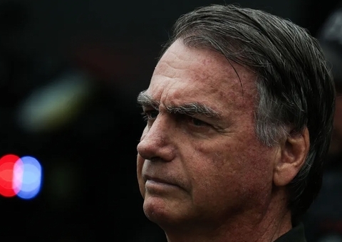 Bolsonaro tentou violar tornozeleira eletrônica para fugir do Brasil, segundo Moraes 