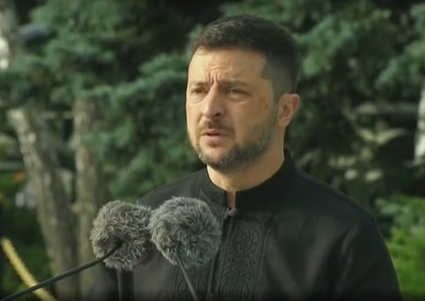 EUA ameaçam e pressionam Zelenski a aceitar plano de paz, e Europa tenta reagir