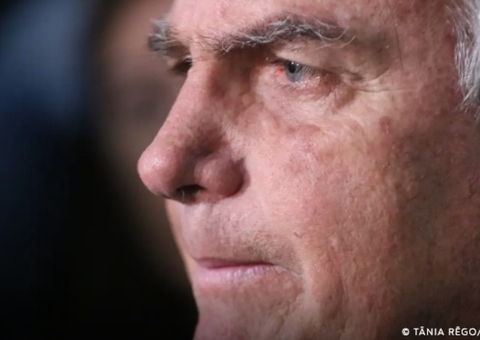 Bolsonaro recebe alta após cirurgias e retorna à prisão