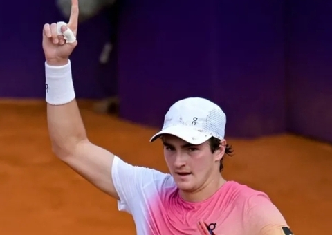 João Fonseca surpreende o atual campeão e avança no ATP 500 da Basileia