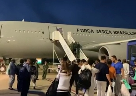 Voo com 111 brasileiros deportados dos EUA tinha oito crianças de até 10 anos