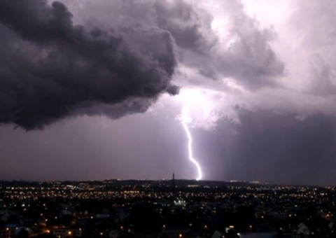 Chuva forte e ventos colocam Manaus em alerta até a noite desta terça