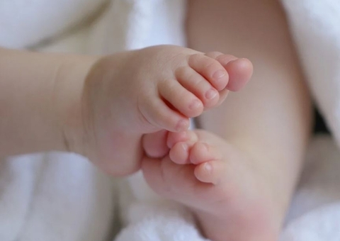 Recém nascido morre sufocado após pai dormir em cima dele