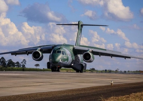 Avião da FAB pousa na Polônia para repatriar brasileiros