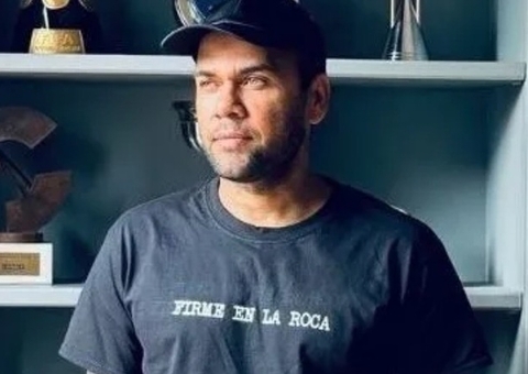 Daniel Alves tem passaportes liberados pela Justiça e pode voltar ao Brasil