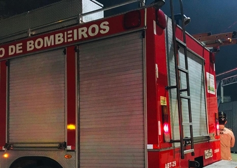 Bombeiros fazem resgate de homem que recebeu descarga elétrica em Manaus