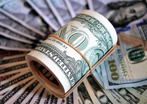 Dólar fecha em alta, a R$ 5,54, e Bolsa cai após anúncio de Trump de sobretaxa de 50% ao Brasil