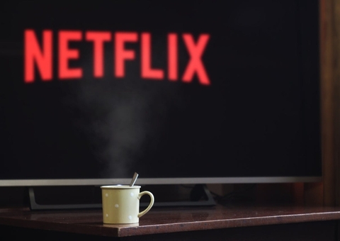 Netflix encerra seu plano básico e transfere assinantes para versão com anúncios